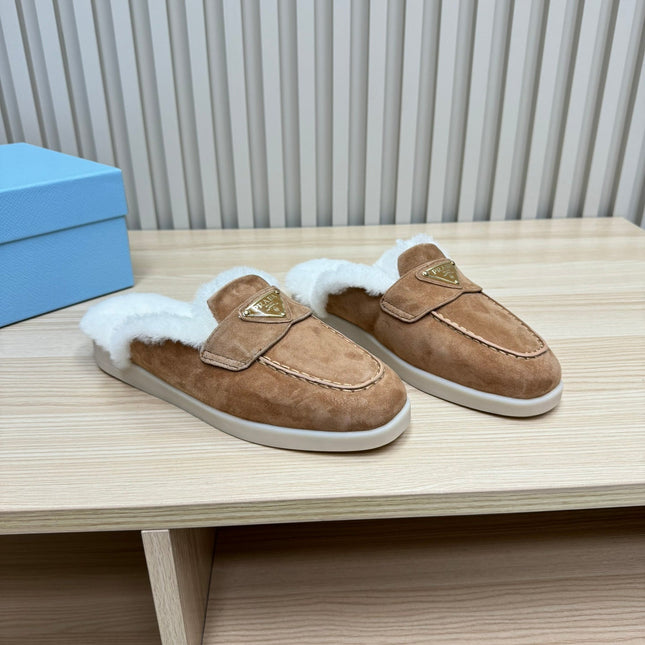 TRIANGLE LOGO FLATS IN CAMEL SUEDE AND FUR LINING