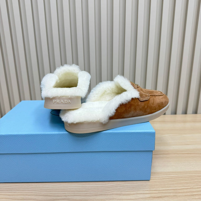 TRIANGLE LOGO FLATS IN CAMEL SUEDE AND FUR LINING