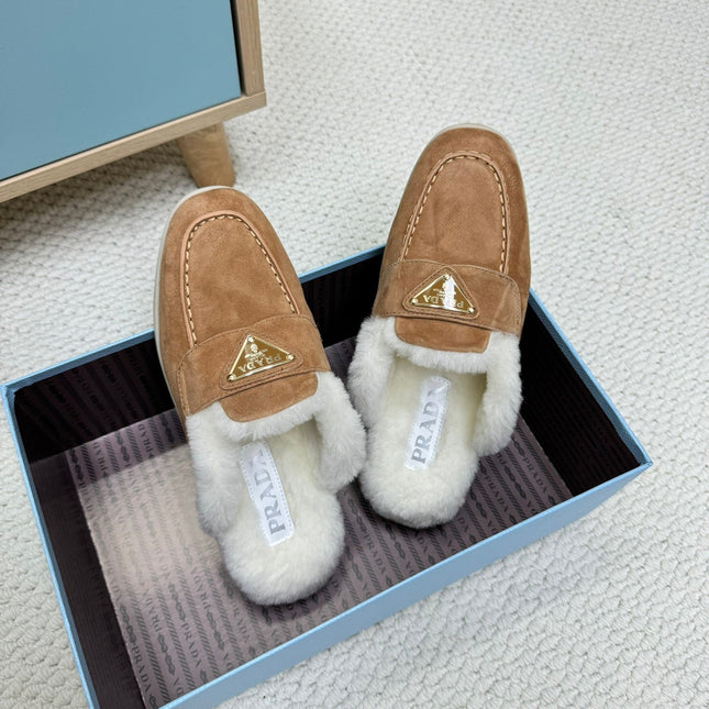TRIANGLE LOGO FLATS IN CAMEL SUEDE AND FUR LINING