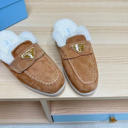 TRIANGLE LOGO FLATS IN CAMEL SUEDE AND FUR LINING