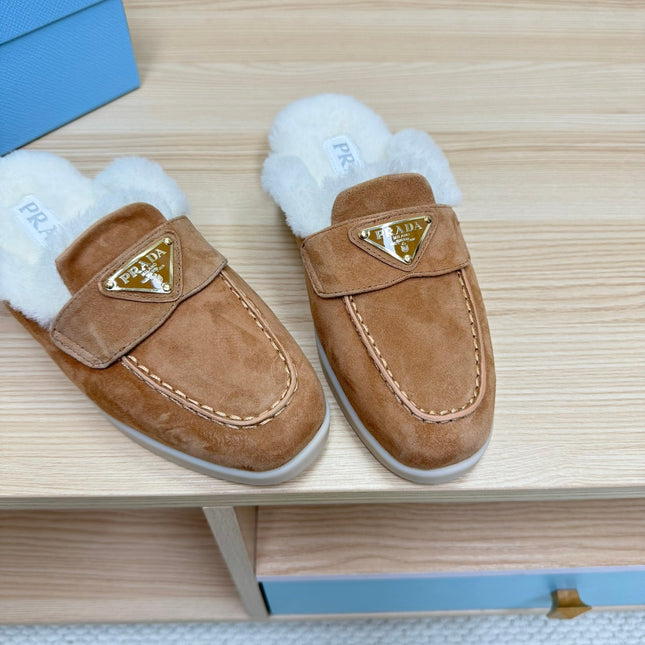 TRIANGLE LOGO FLATS IN CAMEL SUEDE AND FUR LINING
