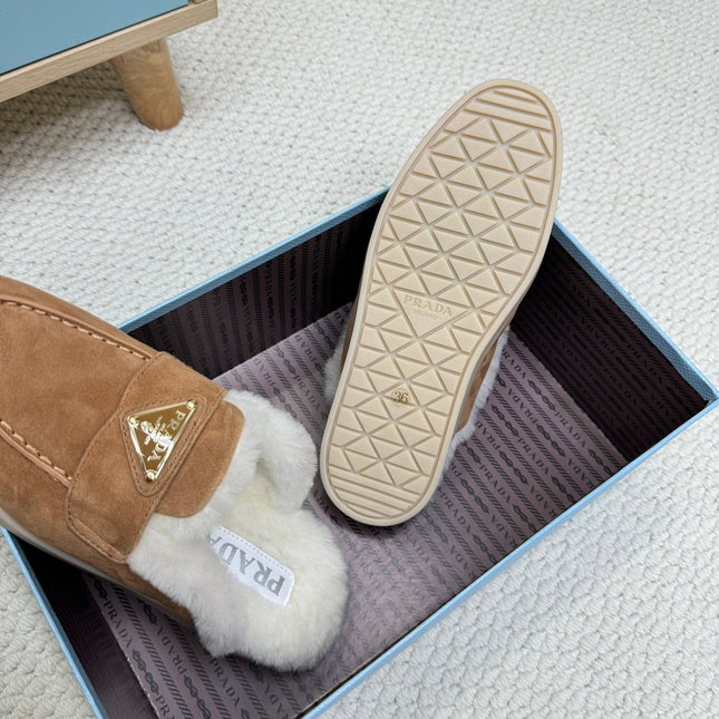 TRIANGLE LOGO FLATS IN CAMEL SUEDE AND FUR LINING