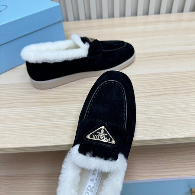LOAFER IN BLACK SUEDE AND FUR LINING ATTACHED TRIANGLE LOGO