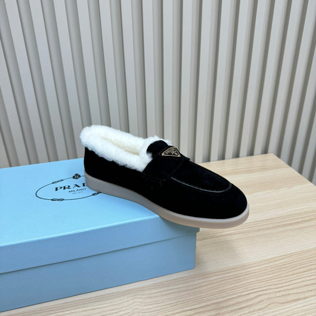 LOAFER IN BLACK SUEDE AND FUR LINING ATTACHED TRIANGLE LOGO