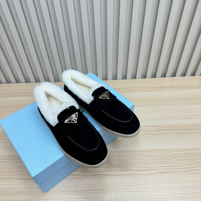 LOAFER IN BLACK SUEDE AND FUR LINING ATTACHED TRIANGLE LOGO