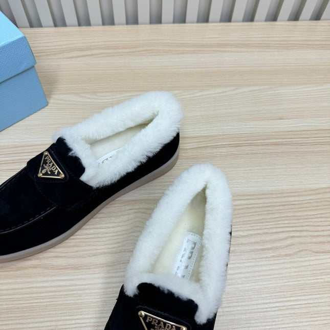 LOAFER IN BLACK SUEDE AND FUR LINING ATTACHED TRIANGLE LOGO