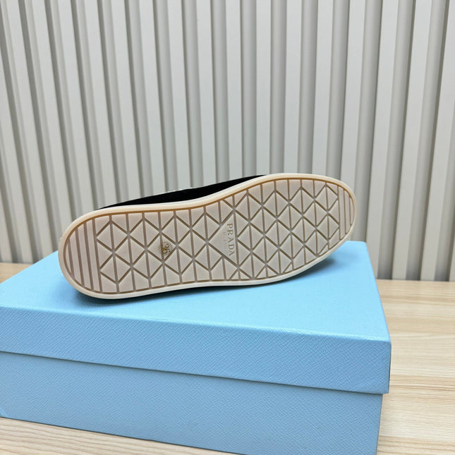 LOAFER IN BLACK SUEDE AND FUR LINING ATTACHED TRIANGLE LOGO