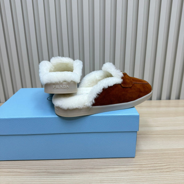 TRIANGLE LOGO FLATS IN RED BROWN SUEDE AND FUR LINING