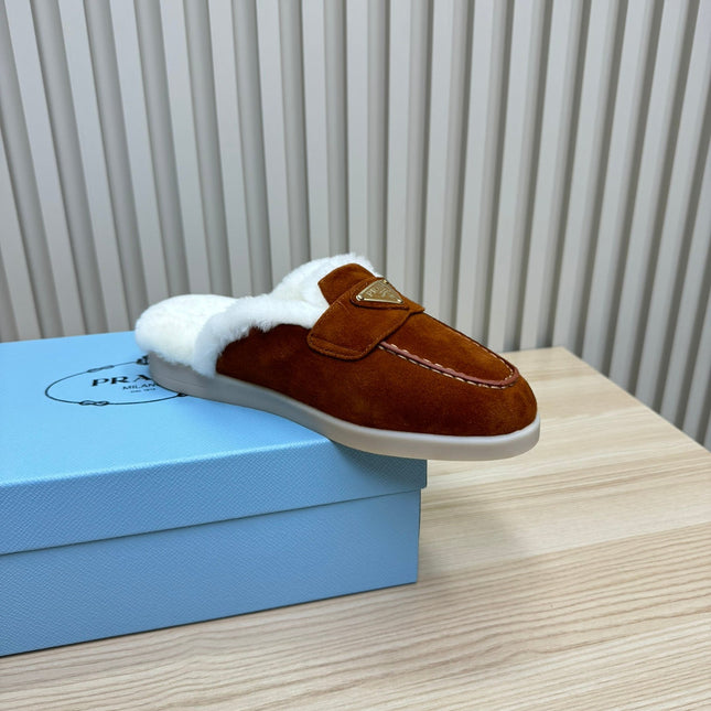 TRIANGLE LOGO FLATS IN RED BROWN SUEDE AND FUR LINING