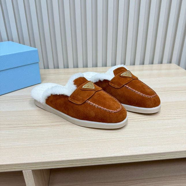 TRIANGLE LOGO FLATS IN RED BROWN SUEDE AND FUR LINING