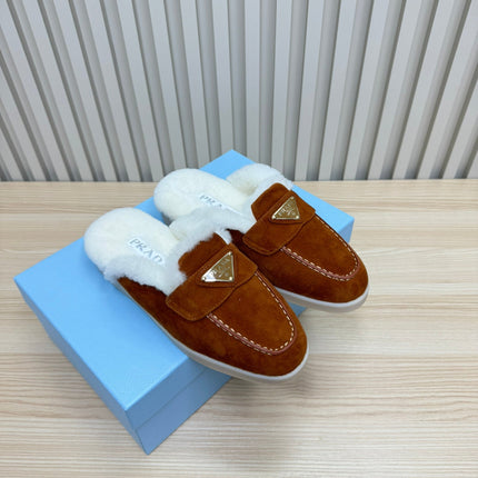 TRIANGLE LOGO FLATS IN RED BROWN SUEDE AND FUR LINING