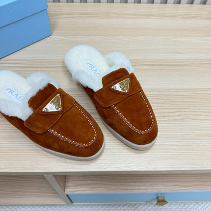 TRIANGLE LOGO FLATS IN RED BROWN SUEDE AND FUR LINING