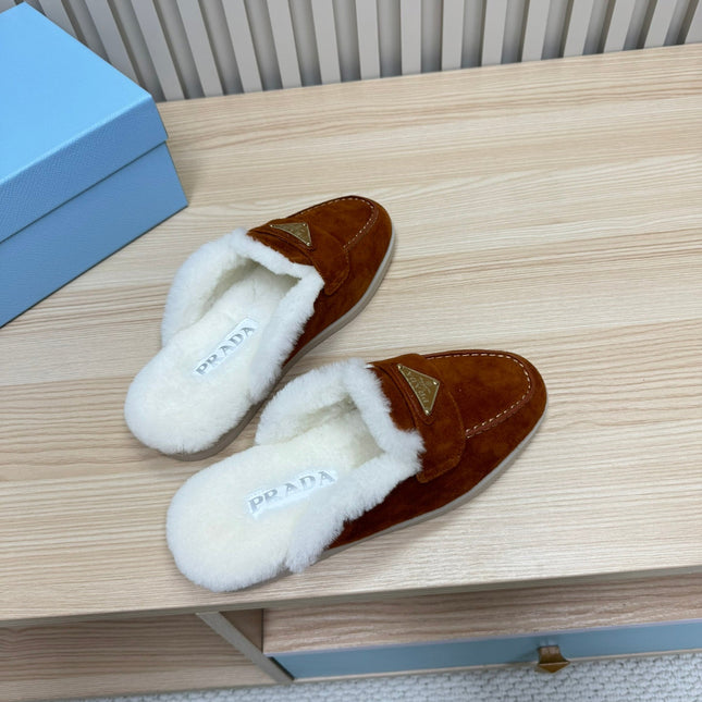 TRIANGLE LOGO FLATS IN RED BROWN SUEDE AND FUR LINING