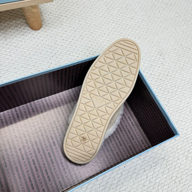 TRIANGLE LOGO FLATS IN KHAKI BEIGE SUEDE AND FUR LINING