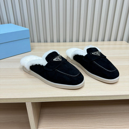 TRIANGLE LOGO FLATS IN BLACK SUEDE AND FUR LINING