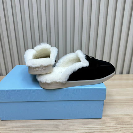 TRIANGLE LOGO FLATS IN BLACK SUEDE AND FUR LINING