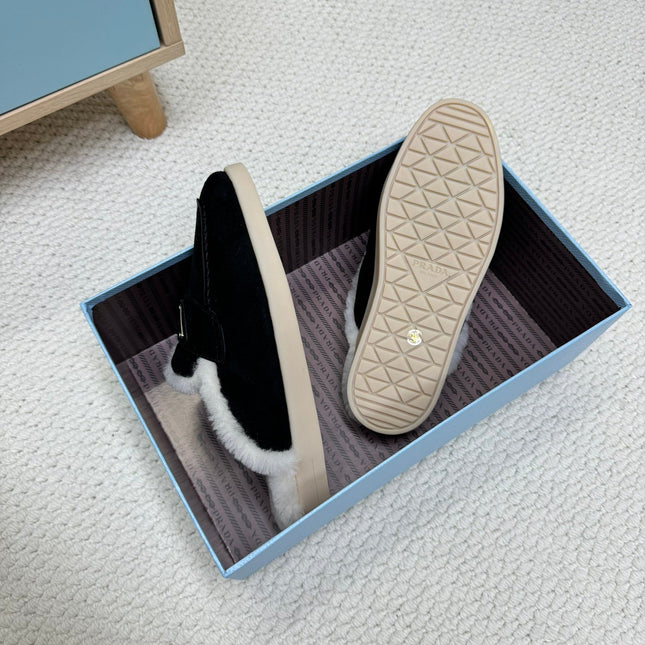 TRIANGLE LOGO FLATS IN BLACK SUEDE AND FUR LINING