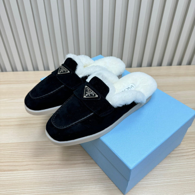 TRIANGLE LOGO FLATS IN BLACK SUEDE AND FUR LINING