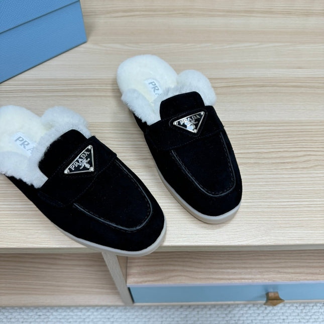 TRIANGLE LOGO FLATS IN BLACK SUEDE AND FUR LINING