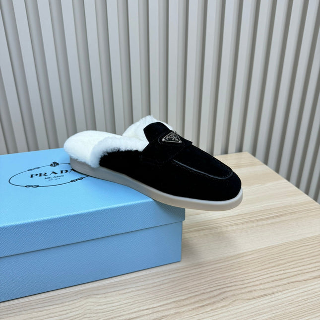 TRIANGLE LOGO FLATS IN BLACK SUEDE AND FUR LINING