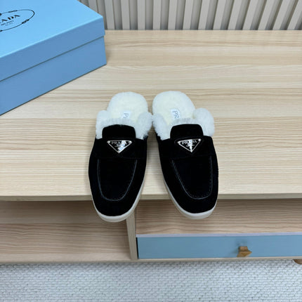 TRIANGLE LOGO FLATS IN BLACK SUEDE AND FUR LINING