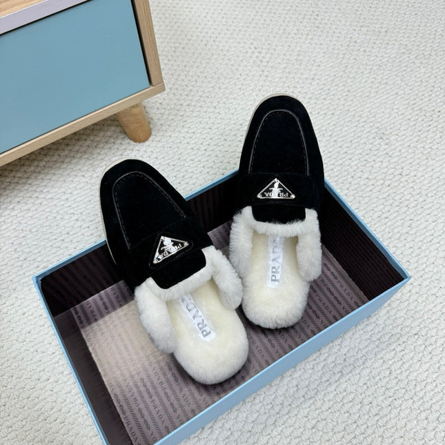 TRIANGLE LOGO FLATS IN BLACK SUEDE AND FUR LINING