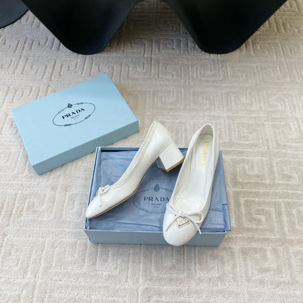 BALLERINA PUMPS WITH TRIANGLE LOGO AND BOW IN WHITE CALFSKIN