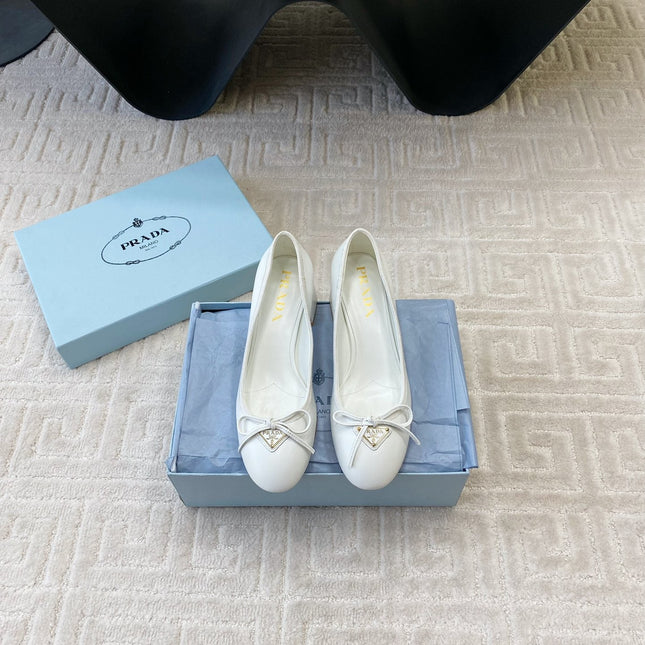 BALLERINA PUMPS WITH TRIANGLE LOGO AND BOW IN WHITE CALFSKIN