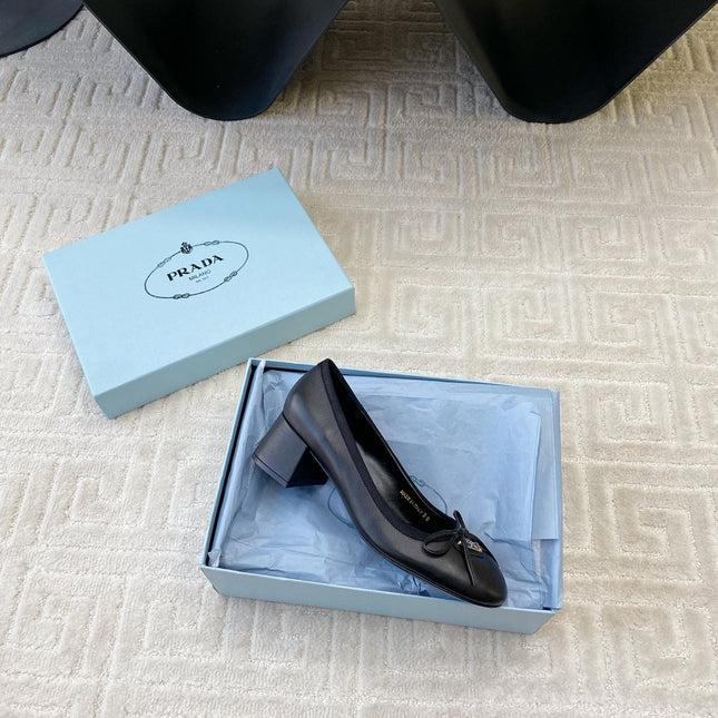 BALLERINA PUMPS WITH TRIANGLE LOGO AND BOW IN BLACK CALFSKIN