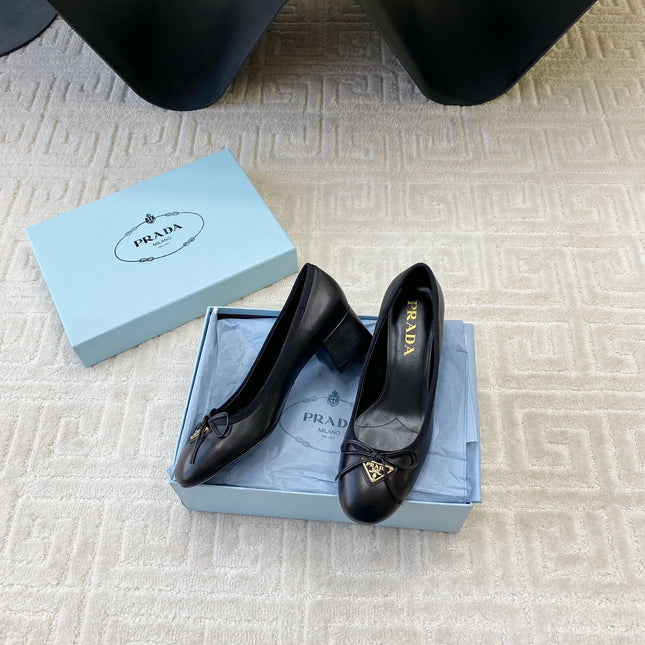 BALLERINA PUMPS WITH TRIANGLE LOGO AND BOW IN BLACK CALFSKIN