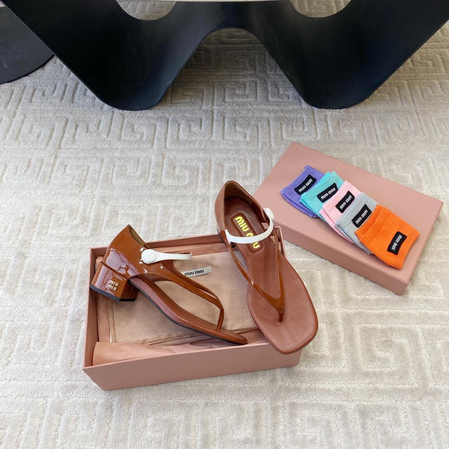 HIGH HEEL THONG SANDALS IN SMOKY UMBER GLOSSY SHEEPSKIN