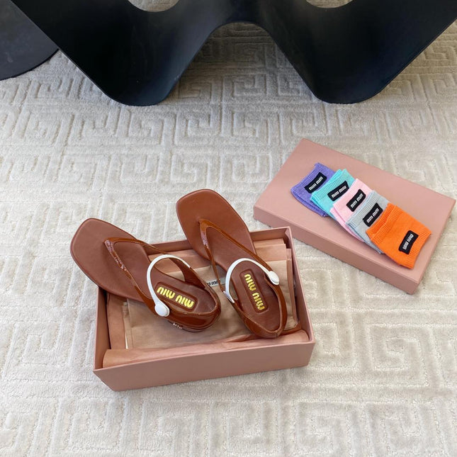 HIGH HEEL THONG SANDALS IN SMOKY UMBER GLOSSY SHEEPSKIN