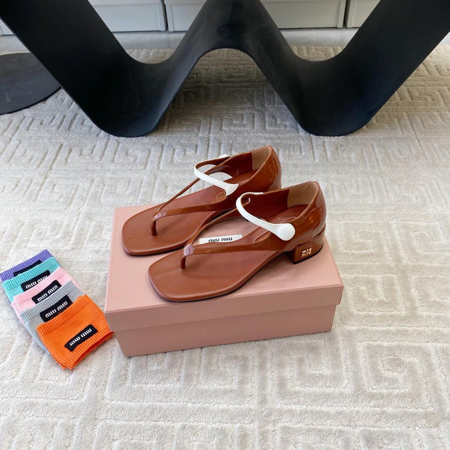 HIGH HEEL THONG SANDALS IN SMOKY UMBER GLOSSY SHEEPSKIN