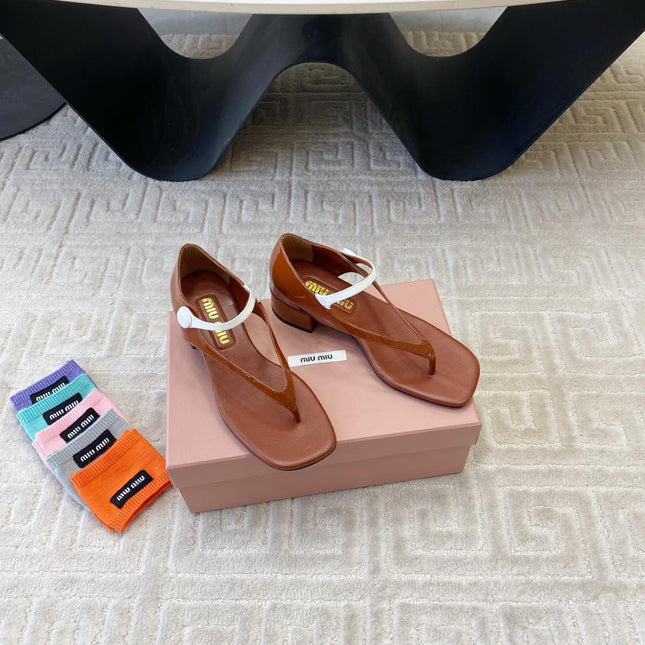 HIGH HEEL THONG SANDALS IN SMOKY UMBER GLOSSY SHEEPSKIN