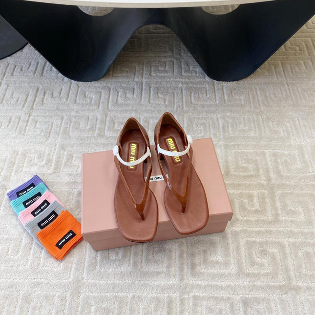 HIGH HEEL THONG SANDALS IN SMOKY UMBER GLOSSY SHEEPSKIN