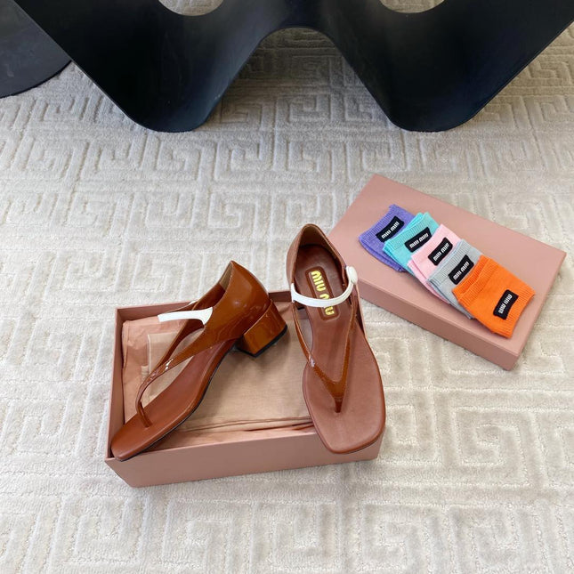 HIGH HEEL THONG SANDALS IN SMOKY UMBER GLOSSY SHEEPSKIN