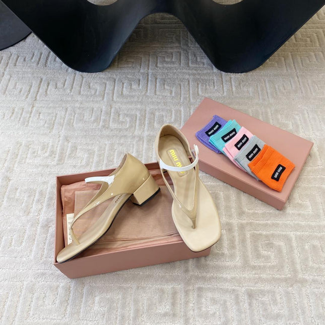 MID-HEEL THONG SANDALS IN BEIGE GLOSSY SHEEPSKIN