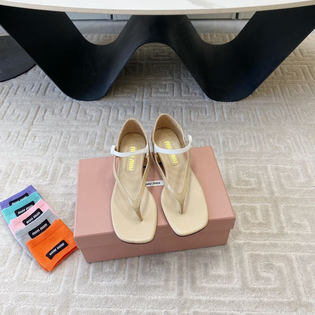 MID-HEEL THONG SANDALS IN BEIGE GLOSSY SHEEPSKIN