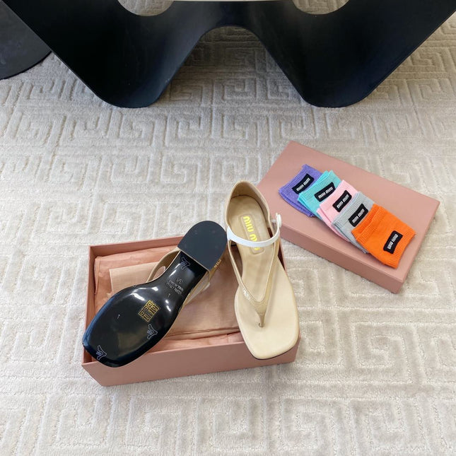 MID-HEEL THONG SANDALS IN BEIGE GLOSSY SHEEPSKIN