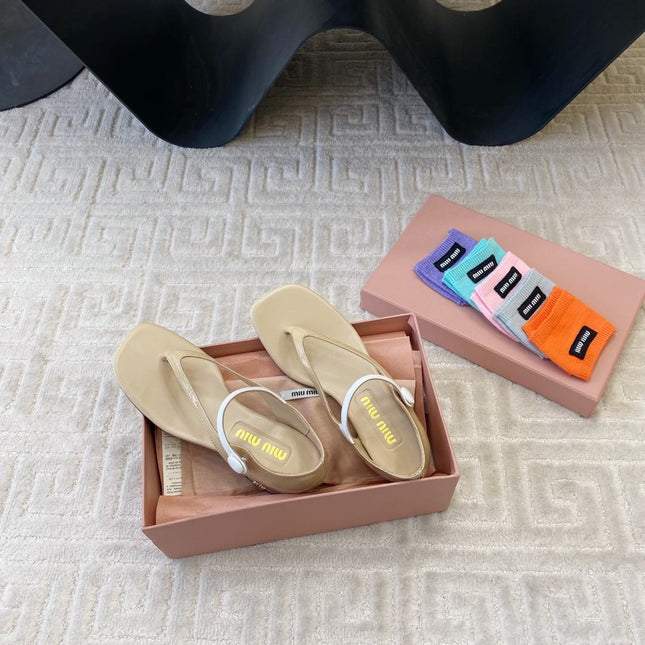 MID-HEEL THONG SANDALS IN BEIGE GLOSSY SHEEPSKIN