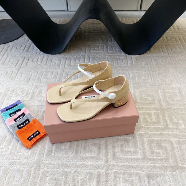 MID-HEEL THONG SANDALS IN BEIGE GLOSSY SHEEPSKIN