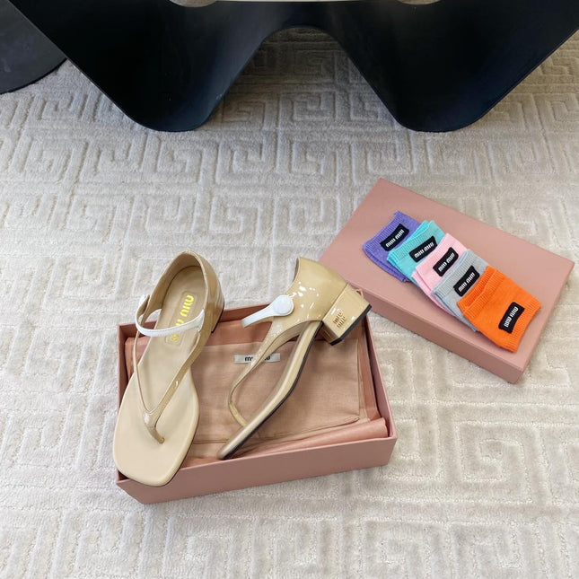 MID-HEEL THONG SANDALS IN BEIGE GLOSSY SHEEPSKIN