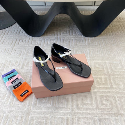 MID-HEEL THONG SANDALS IN BLACK GLOSSY SHEEPSKIN