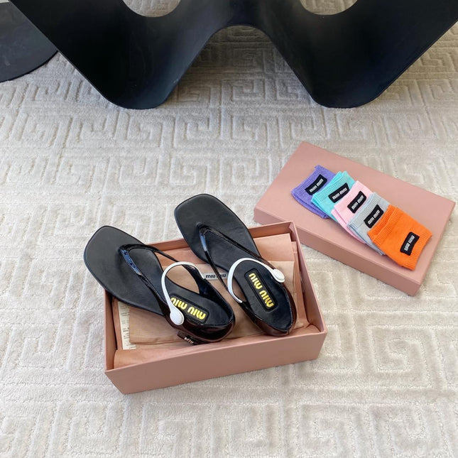 MID-HEEL THONG SANDALS IN BLACK GLOSSY SHEEPSKIN