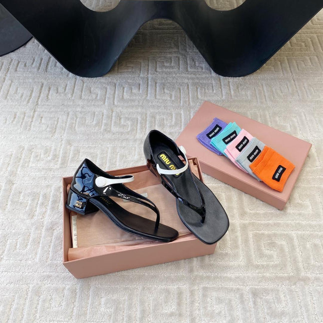 MID-HEEL THONG SANDALS IN BLACK GLOSSY SHEEPSKIN