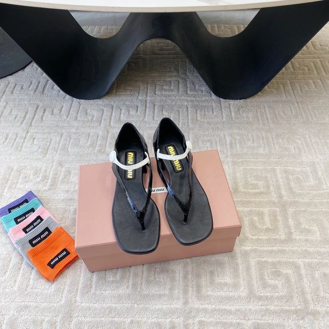 MID-HEEL THONG SANDALS IN BLACK GLOSSY SHEEPSKIN