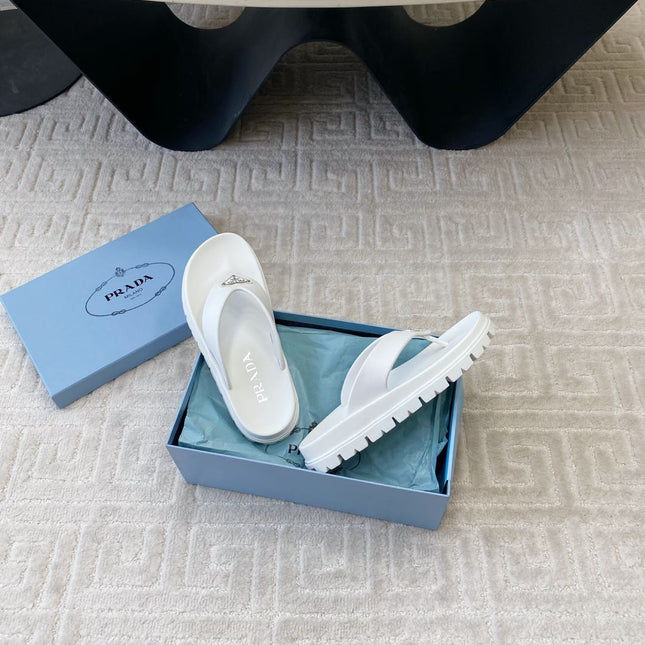 THICK-SOLED FLIP FLOPS IN WHITE RUBBER