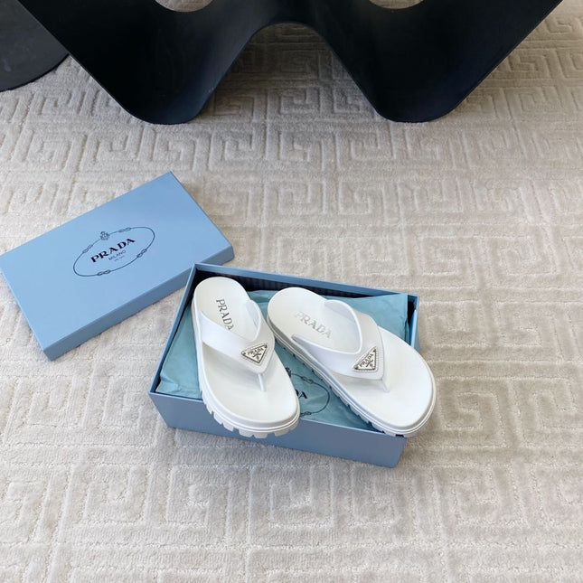 THICK-SOLED FLIP FLOPS IN WHITE RUBBER