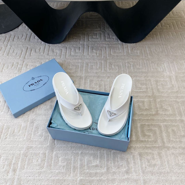 THICK-SOLED FLIP FLOPS IN WHITE RUBBER