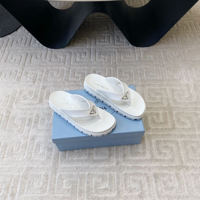 THICK-SOLED FLIP FLOPS IN WHITE RUBBER